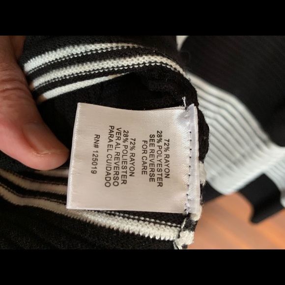 Black and white woman’s sweater - Picture 6 of 7